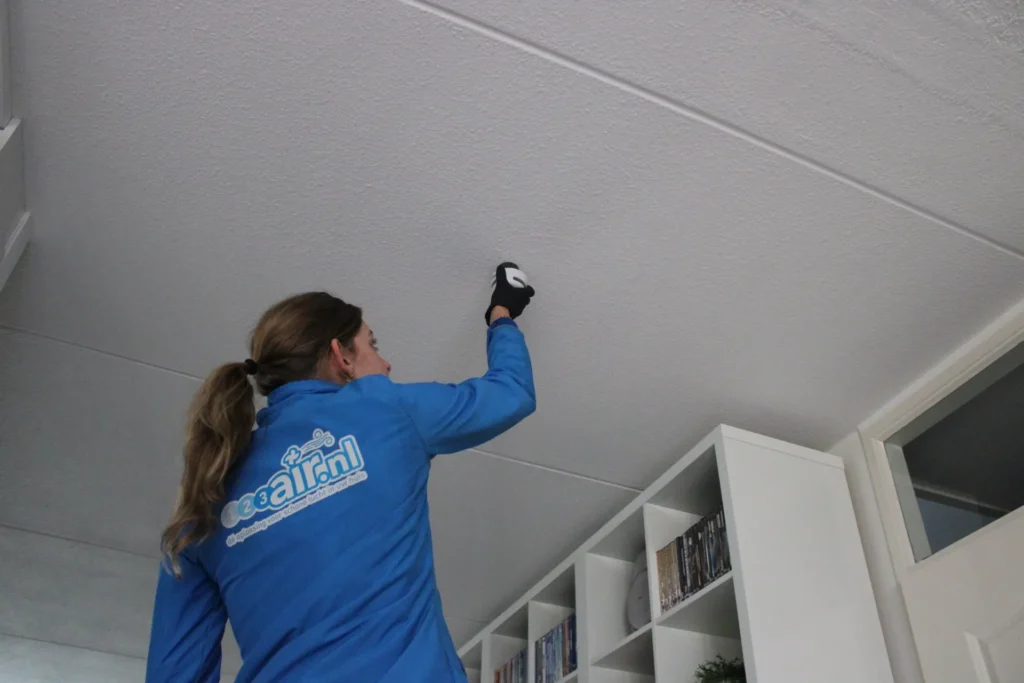 Monteur van 123Air reinigt ventilatieopening in woning