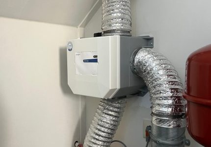 Nieuw geplaatste Itho Daalderop ventilatie-unit met aangesloten flexibele luchtkanalen in een technische ruimte