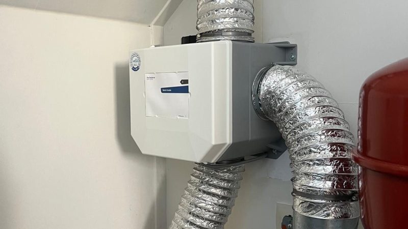 Nieuw geplaatste Itho Daalderop ventilatie-unit met aangesloten flexibele luchtkanalen in een technische ruimte